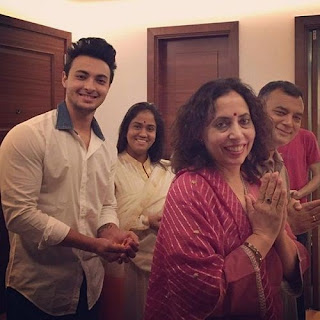 Ayush Sharma bersama orang tua dan istrinya