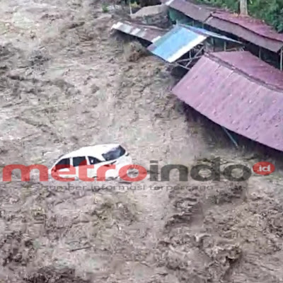 Breaking News..! Detik-detik Pemandian Simbahe Sibolangit Diterjang Banjir Bandang, Satu Unit Mobil Hanyut Terbawa Arus