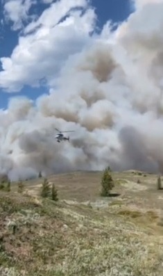 Yellowknife é evacuada às pressas com aproximação de incêndios no Canadá