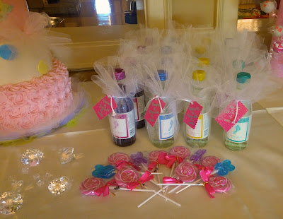 barefoot wine wrapped in tulle is a perfect party favor at a baby shower.