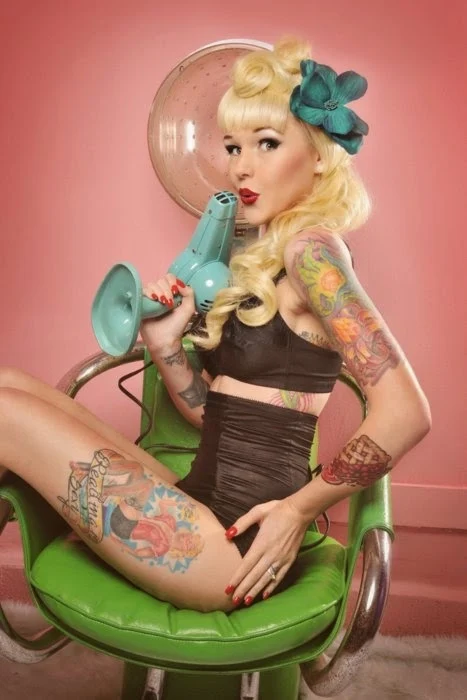 chicas pin up con tatuajes 