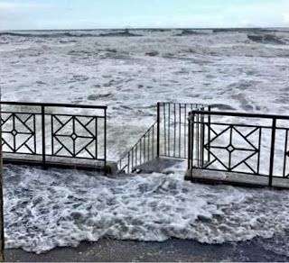 il mare entra nelle strade di Marina di Caronia