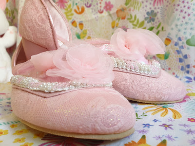 bordados y reflejos iridiscentes en los zapatos del disfraz edicion limitada aurora 2014 disney
