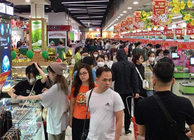 Xếp hàng dài chờ thanh toán lúc 22 giờ đêm tại các siêu thị, TTTM ở Hà Nội những ngày cận Tết <a href=