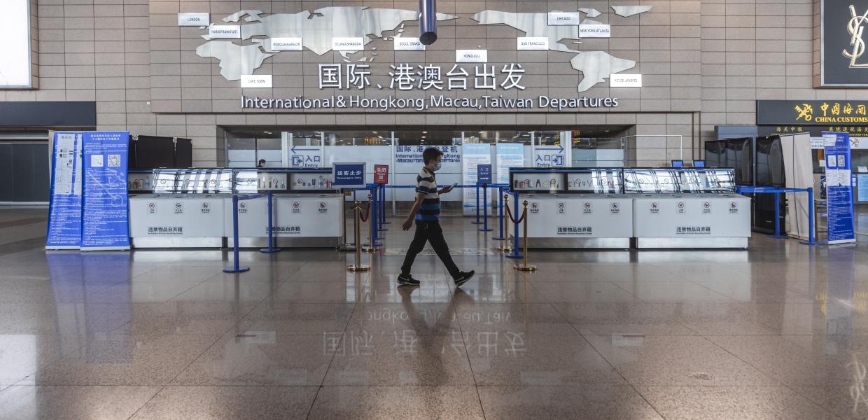 EE: «Ισχυρή σύσταση» για τεστ Covid 48 ωρών και μάσκα στους ταξιδιώτες από την Κίνα