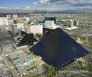 . and that was where we were staying WOOOOOOOO  A PYRAMID! (luxor las vegas )