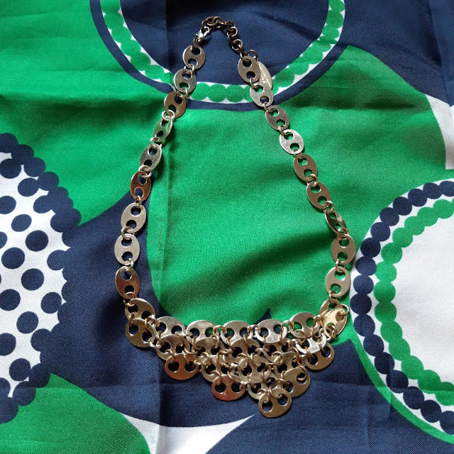 un foulard pop et un collier fantaisie Paco Rabanne  70s abstract scarf , Paco Rabanne necklace
