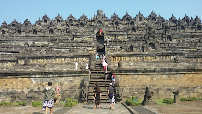 Candi Borobudur dari bawah