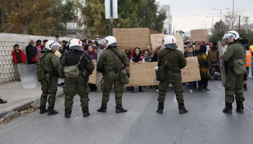 «Μπουκάρισαν» στην Αθήνα λάθρο και πρόσφυγες – «Αναχαιτίστηκαν» στην πλατεία Βικτωρίας