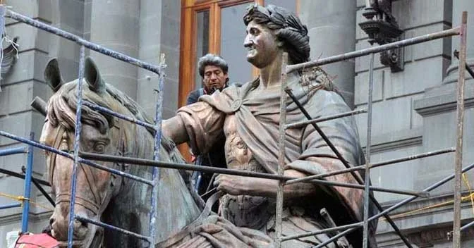 El Caballito es una estatua en Ciudad de México en honor al rey 