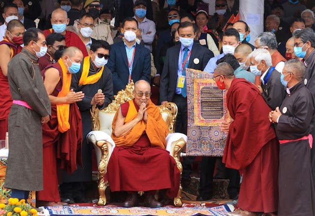 Dalai lama pede desculpas a menino por pedir-lhe para chupar sua língua