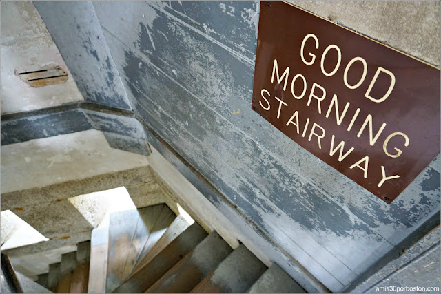 Escaleras Interiores del Block House en el Fort McClary State Historic Site en Kittery, Maine 