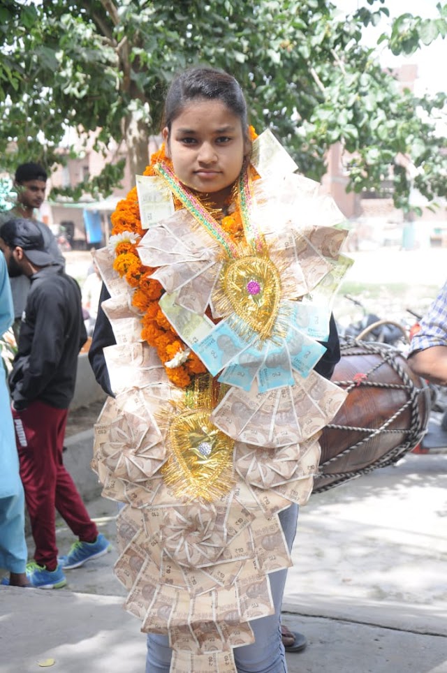  रंजीता धामा ने अपने कैंप कार्यालय पर तमन्ना का ढोल-नगाडों के साथ फूल-माला पहनाकर किया स्वागत