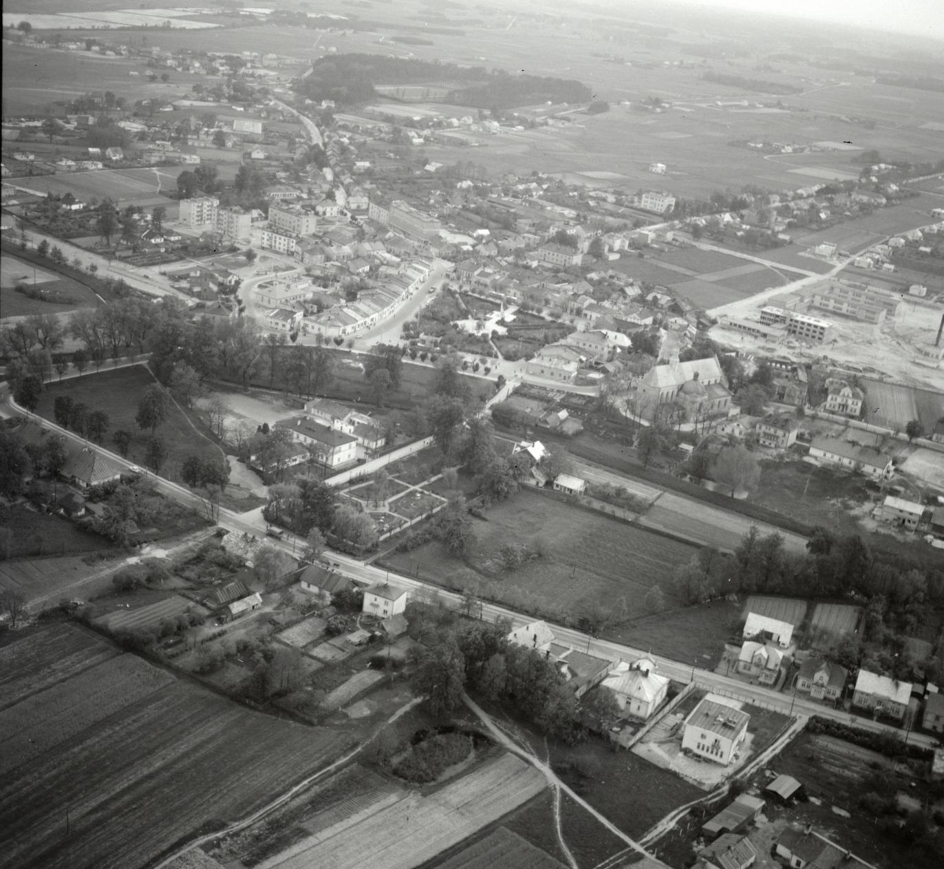 Kiedyś centrum Kolbuszowej było... skwerem. Zobacz zdjęcia lotnicze miasta z 1967 roku - zdjęcie nr 2. 