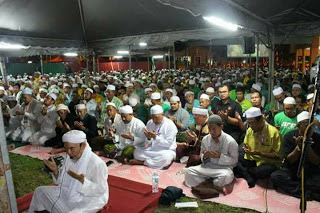 Hasil carian imej untuk Penyokong PAS Solat Hajat Di Depan Wisma Tok Guru