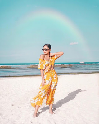 gaya foto kekinian di pantai terbaru