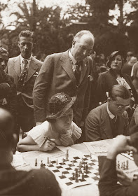 El ajedrecista Manuel Golmayo, en los Jardines Arnús en 1933