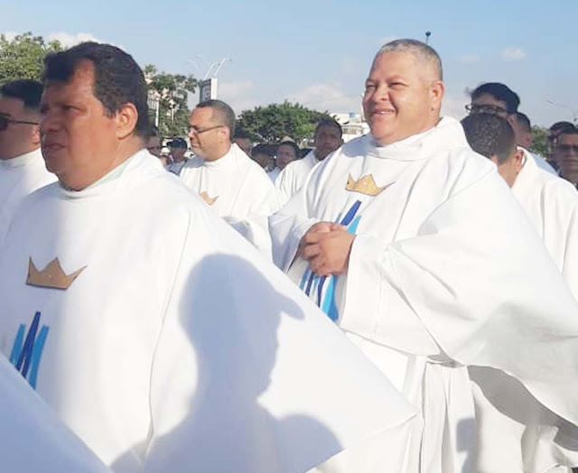 Una representación de la Diócesis de Carora, participó en las actividades enmarcadas en la Visita 165 de la Divina Pastora a la ciudad de Barquisimeto, el pasado sábado 14 de enero.  Monseñor, Carlos Enrique Curiel, Obispo de la Diócesis de Carora, junto a varios sacerdotes de esta Iglesia particular, participaron en la eucaristía de despedida de la sagrada imagen desde el templo de Santa Rosa y presidió la eucaristía de llegada a la Catedral Metropolitana de Barquisimeto, donde también participaron sacerdotes caroreños, seminaristas y religiosas.  Monseñor Curiel, en la eucaristía de llegada de la Divina Pastora, habló sobre la figura de María de Nazareth vestida de Pastora, quien viene a alegrar a sus hijos en estos momentos difíciles que afectan todas las dimensiones de la vida.  "María nos mira con ternura, amor y nos sostiene en momentos difíciles y en medio de adversidades", dijo.  Pidió también, la conducción de ella hacia una vida digna que conduzca a fijar la mirada en su hijo Jesucristo.  En sus palabras, el Obispo de Carora llama a la feligresía a buscar el reino de Dios en medio de esta realidad y de esta Venezuela sumergida en luchas y persecuciones.  "Esperamos consuelo en esta Venezuela tan rota y tan golpeada", puntualizó al tiempo en que pidió la interseción de la Virgen María en la conducción de una Venezuela grande y unida como sueño de todos los venezolanos.  Yanitza Martínez.-