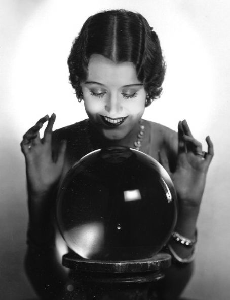 June Collyer et la boule de cristal