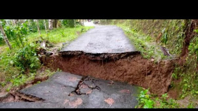 Tanah Longsor  Menyebabkan kerusakan jalan dan rumah di desa jatisaba, cilongok, Banyumas