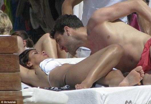 (18 SX) Aksi ghairah Cesc Fabregas bersama teman wanitanya ditepi pantai!