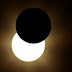 ECLIPSE SOLAR IRÁ COBRIR O SOL COMPLETAMENTE NOS EUA; VEJA COMO SERÁ NO BRASIL. NO DIA 21, RARO FENÔMENO DEVERÁ JUNTAR MILHARES DE PESSOAS NA AMÉRICA DO NORTE. NO DIA 21 DE AGOSTO, OS MORADORES DE UMA FAIXA DE TERRA DOS ESTADOS UNIDOS VERÃO UM SOL NEGRO. É O ECLIPSE SOLAR TOTAL, UM DOS FENÔMENOS MAIS AGUARDADOS PELA AGÊNCIA ESPACIAL AMERICANA (NASA) NESTE ANO. NO BRASIL, ELE SERÁ VISTO DE FORMA PARCIAL - QUANTO MAIS AO NORTE, MAIS COBERTO ESTARÁ O SOL. A ÚLTIMA VEZ QUE A MAIORIA DOS NORTE-AMERICANOS EXPERIMENTOU UM ECLIPSE TOTAL FOI EM 1991. NESTE ANO, DE ACORDO COM A NASA, O FENÔMENO PODERÁ SER OBSERVADO POR 500 MILHÕES DE PESSOAS DE FORMA TOTAL OU PARCIAL: 391 MILHÕES NOS ESTADOS UNIDOS, 35 MILHÕES NO CANADÁ E 119 MILHÕES NO MÉXICO (ALÉM DA AMÉRICA CENTRAL E PARTE DA AMÉRICA DO SUL).