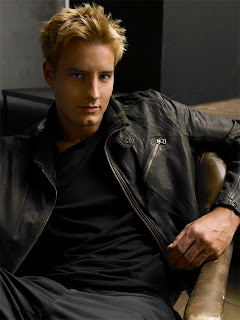 Justin Hartley Messy Spiky Hairstyle Pictures