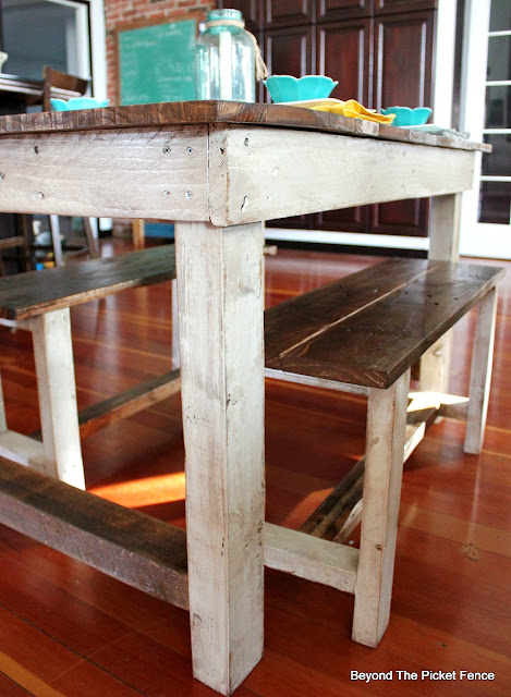 pallet furniture, farmhouse kitchen, table, DIY, minwax, shabby, http://goo.gl/z9bPYj