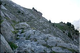 Paso excavado en la roca