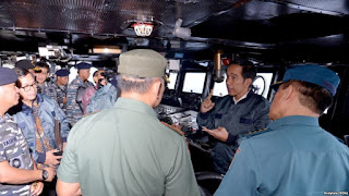 Presiden Jokowi Lakukan Rapat Terbatas di Atas Kapal Perang 