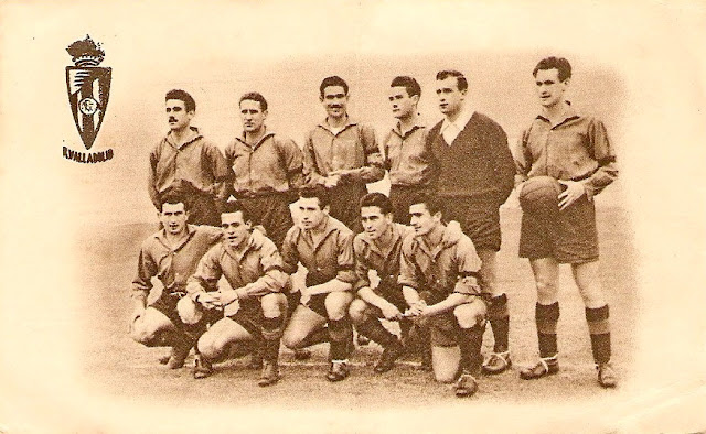 REAL VALLADOLID DEPORTIVO. Temporada 1950-51. Lesmes II, Babot, Lesmes I, Coque, Saso y Aldecoa. Juanco, Mora, Ortega, Lasala y Pepín. REAL MADRID C. F. 2 REAL VALLADOLID DEPORTIVO 1 Domingo 26/11/1950. Campeonato de Liga de 1ª División, jornada 12. Madrid, estadio Chamartín. GOLES: 1-0: 28’, Arsuaga, de disparo cruzado, solo ante Saso, tras fallar Lesmes II el despeje de un centro de Cabrera que estaba en posición muy dudosa. 1-1: 52’, Coque de un disparo seco y colocado, tras driblar a tres contrarios. 2-1: 64’, Molowny, de penalti, tras sacar un jugador del Valladolid con la mano un disparo que ya se colaba.