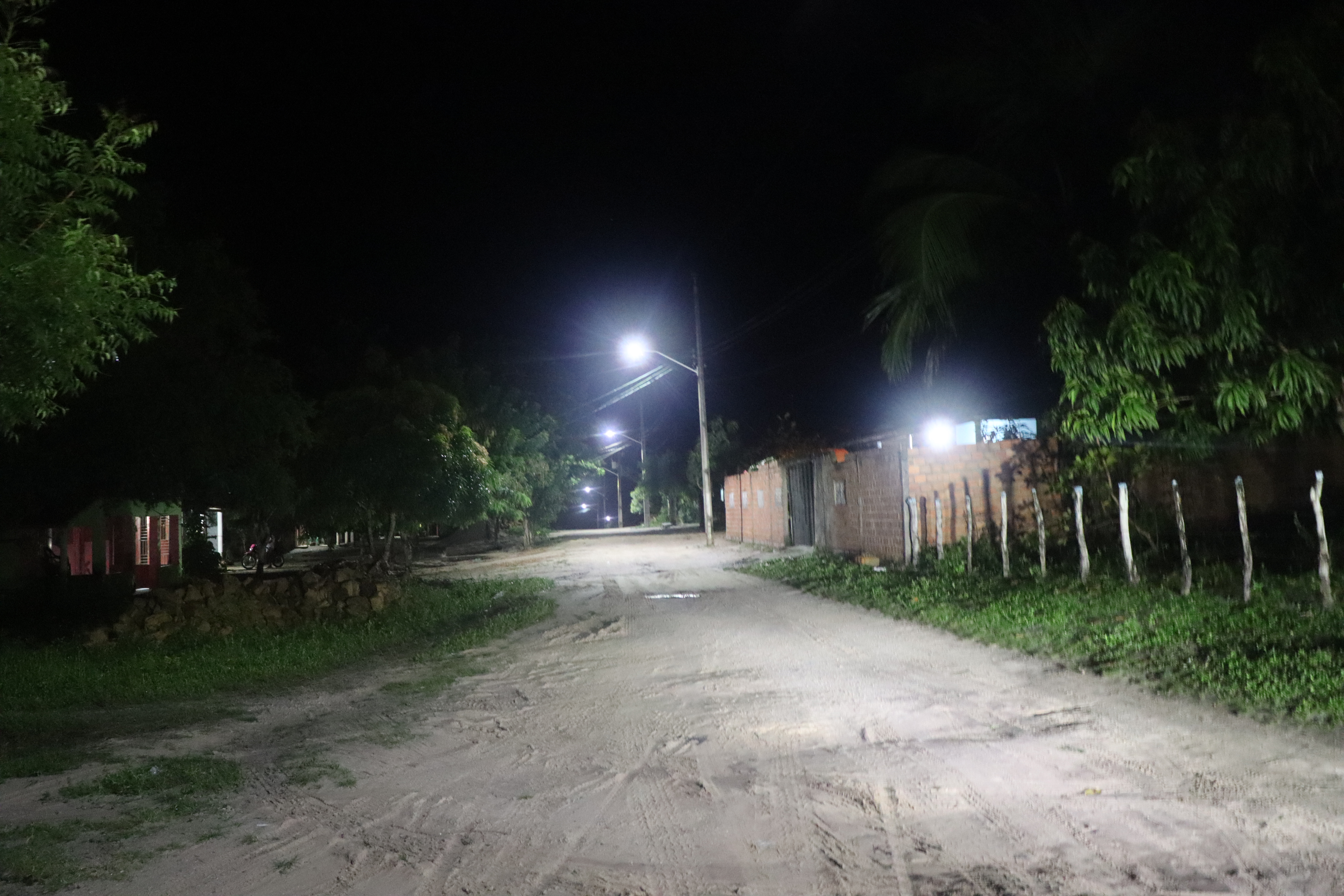 Prefeitura de Santana do Maranhão, por meio da equipe de Iluminação Pública, realiza implantação de lâmpadas de Leds nos Povoados Pati e Coqueiro.