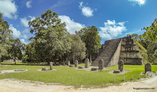 Pirâmide Leste do Complexo Q, em Tikal, Guatemala, estelas e altares