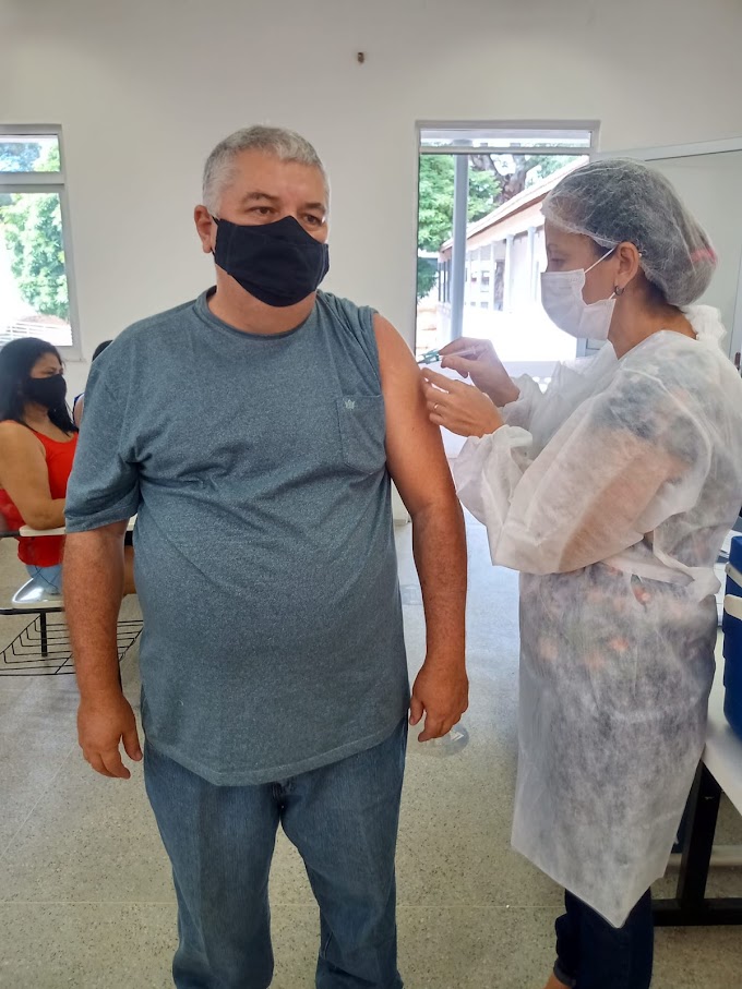 Jornalista Amaury Alencar toma primeira dose da vacina contra o Covid 19, na manhã desta quarta Feira (2), em Crato.