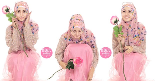 Inspirasi Cara Memakai Jilbab Pink attack Ala Dewi Neelam