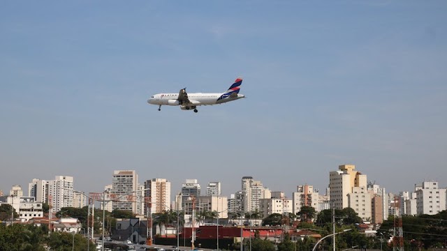 Avião sobrevoa cidades em sequência por pane elétrica após decolagem