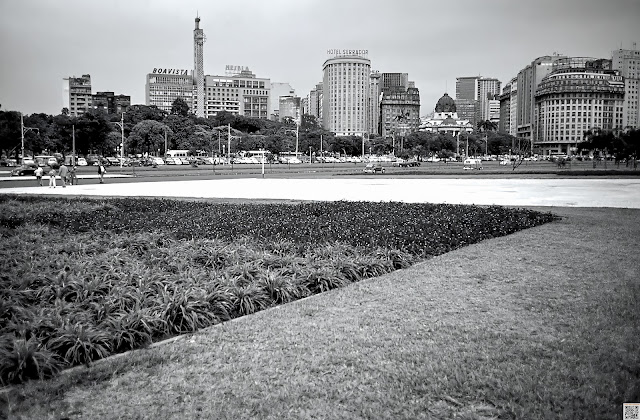 Edifício Mesbla e Francisco Serrador, na Lapa - Rio de Janeiro, no final da década de 1960  MMG_M_092 Fotografia de Manuel Augusto Martins Gomes. Não usar fotografia sem referência ao seu autor Manuel Augusto Martins Gomes e sem link para as páginas: Beacons: https://beacons.ai/manuelamartinsgomesmemorias Blogger: https://manuelamartinsgomes.blogspot.com/ Instagram: @manuelamartinsgomesmemorias Toda a informação adicional é bem vinda. Poderão contactar-me através do endereço de email: manuelamgomes20@gmail.com  #60s #mesbla #serrador #riodejaneiro #rioantigo #rjantigo #memoriasdobrasil #blogpost #streetphotography #manuelamartinsgomesmemorias