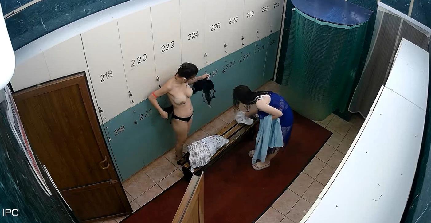 порно раздевалка в бассейне фото 102