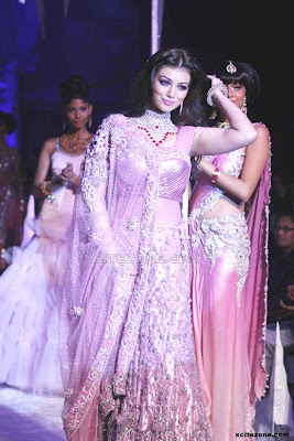 Ayesha Taki on the ramp to the India International Jewelry weeks