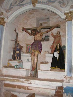 das Kreuz an einem Seitenaltar vor der Renovierung