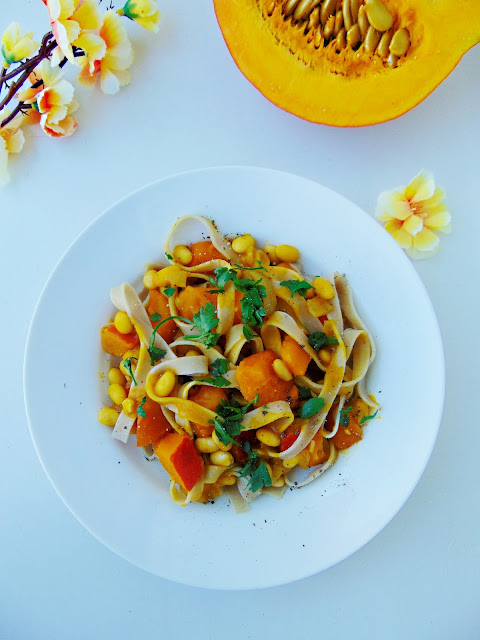 Tagliatelle z soją i dynią w sosie curry