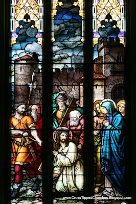 Stained glass widnow of Jesus meeting his mother while carrying the cross.