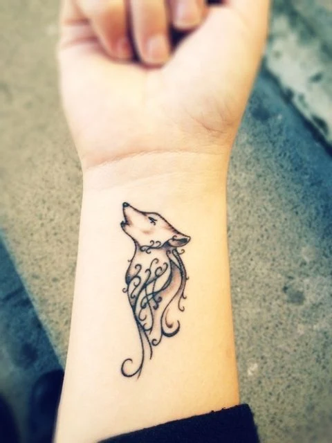 chica con tatuaje pequeño , es un animalito en estilo sencillo