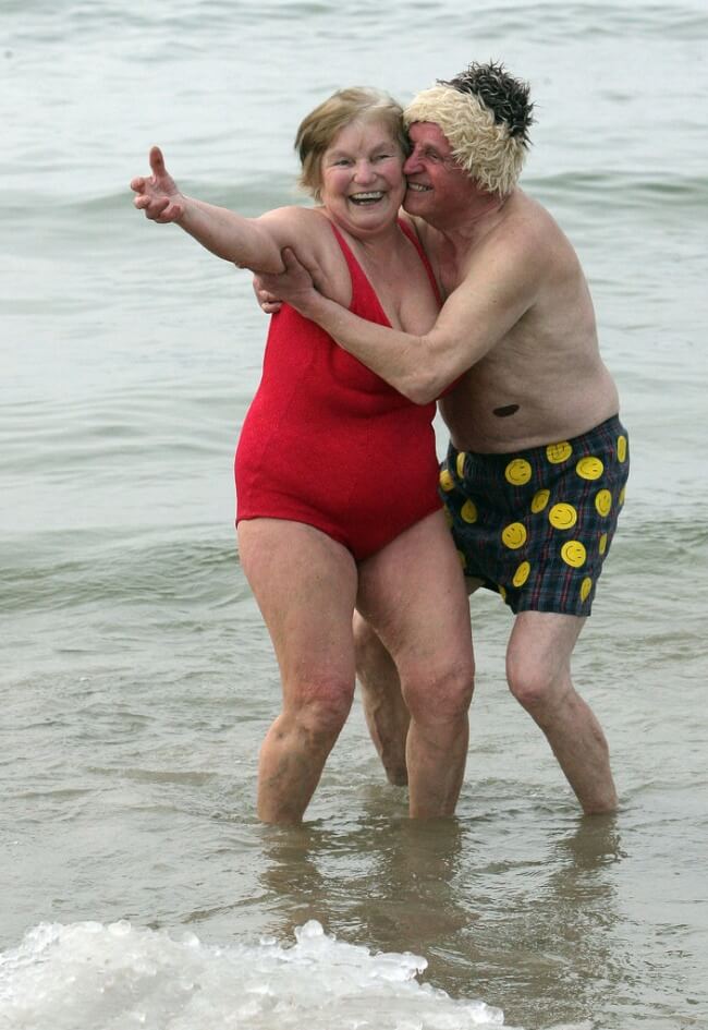 25 Thrilling Images That Made Our Day - A couple who just decided to smile at life — as we all should!