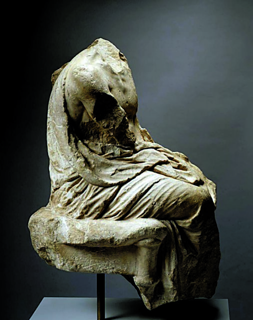 Ανάγλυφη μορφή άνδρα από επιτύμβιο ναΐσκο του 4ου π.Χ. αιώνα.