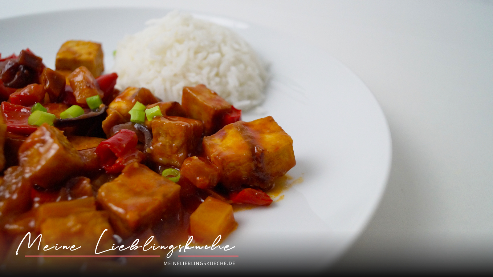 knuspriger Tofu süß-sauer mit Reis, Ananas und Paprika