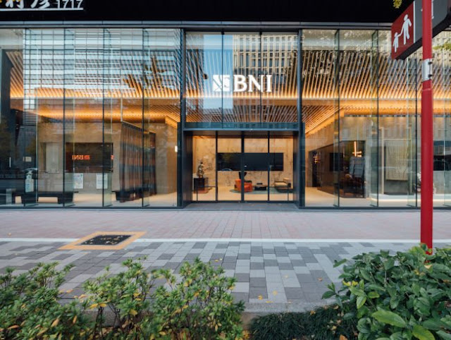 PINDAH KANTOR - PT Bank Negara Indonesia (Persero)Tbk. atau BNI (kode saham: BBNI) terus berupaya mengembangkan jaringan bisnis di luar negeri dengan mengoptimalkan peran BNI Kantor Cabang Luar Negeri (KCLN).   Di Jepang, BNI Tokyo proaktif mencari peluang-peluang bisnis dengan memindahkan kantornya ke daerah bisnis yang lebih strategis. Kantor baru BNI Tokyo diresmikan 9 Juni 2022. melalui penandatanganan prasasti oleh Direktur Utama BNI Royke Tumilaar. Hadir pula pada kesempatan ini Komisaris Utama BNI Agus Martowardojo berserta jajaran Direksi BNI.