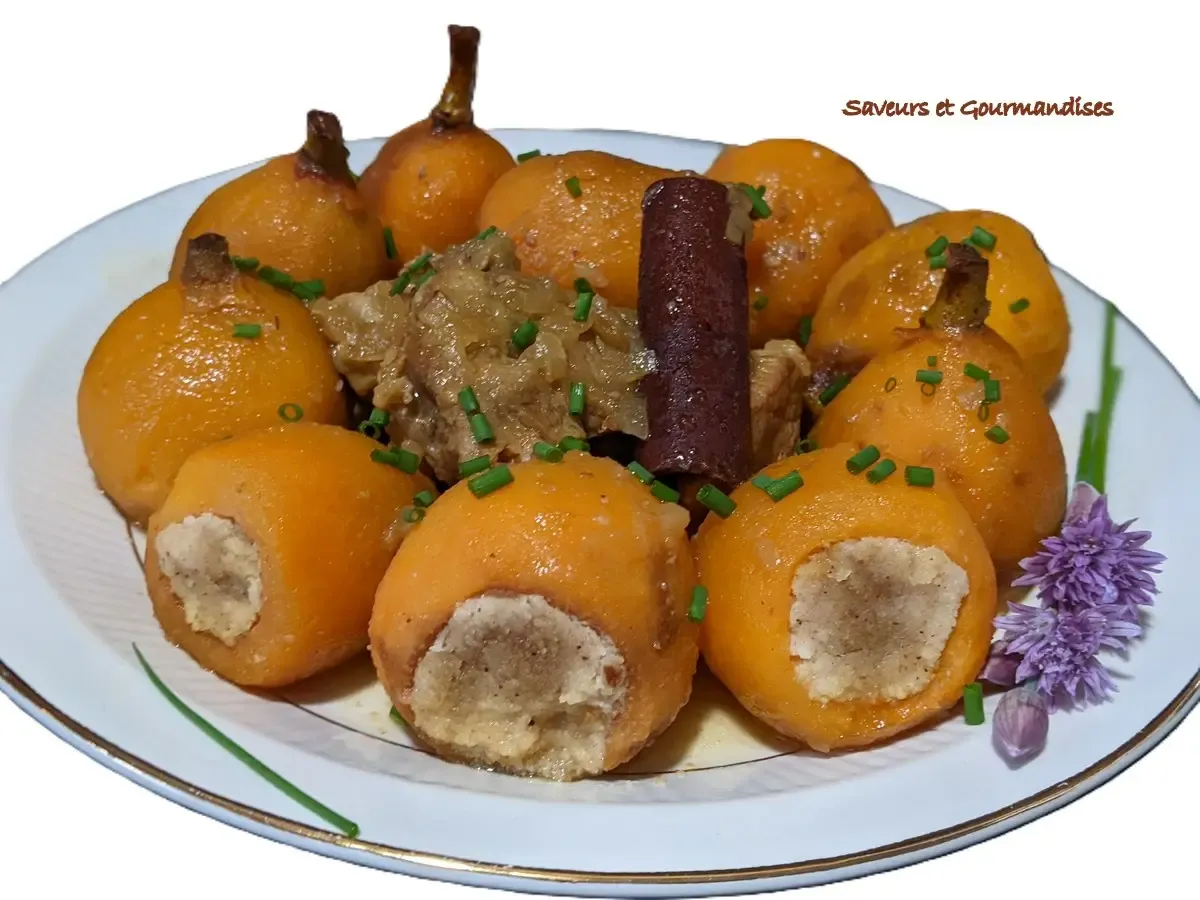 "Tajine de nèfles farcies aux amandes servi dans un plat ancien"