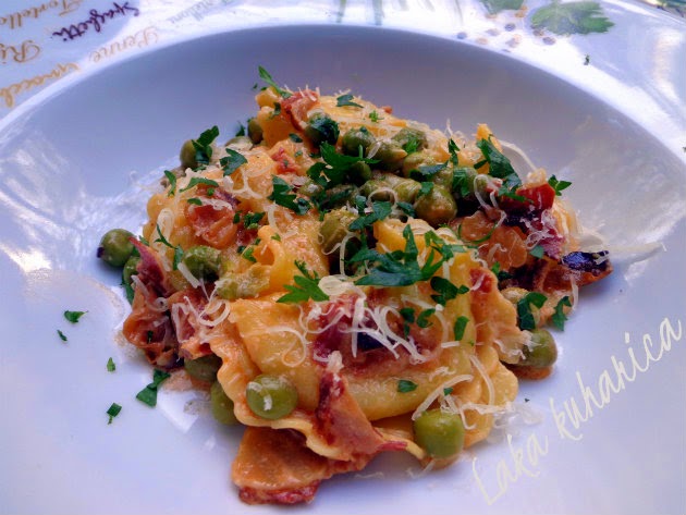 Tortellini with peas and pancetta by Laka kuharica: light meal ideal for summer.