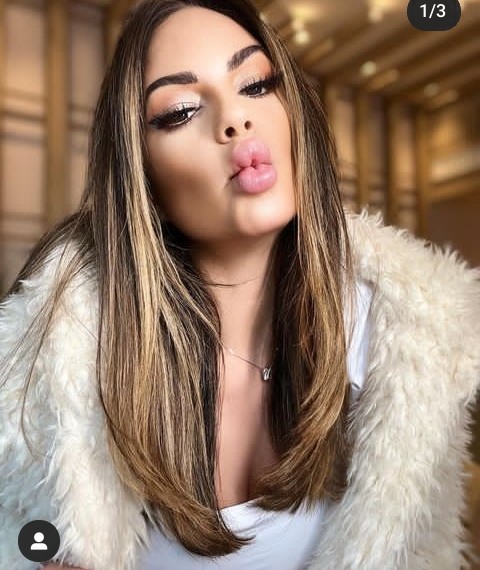 Brazilian Fashion Model, Bruna (eubrumarques) Drops Beautiful Selfie Of Herself On IG, Dressed In A Elegant Outfit